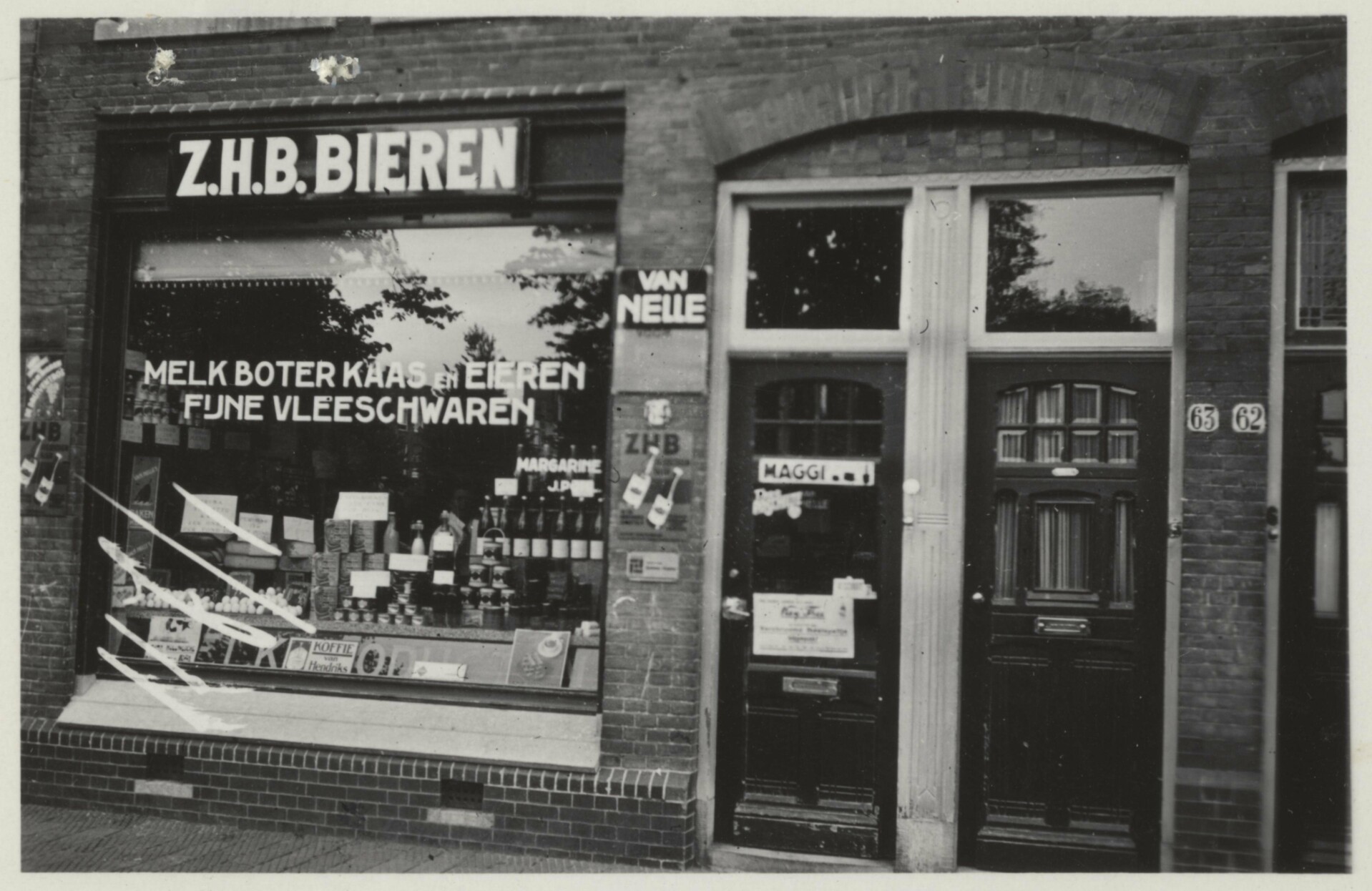 Kruideniers winkel op Newtonplein 64.