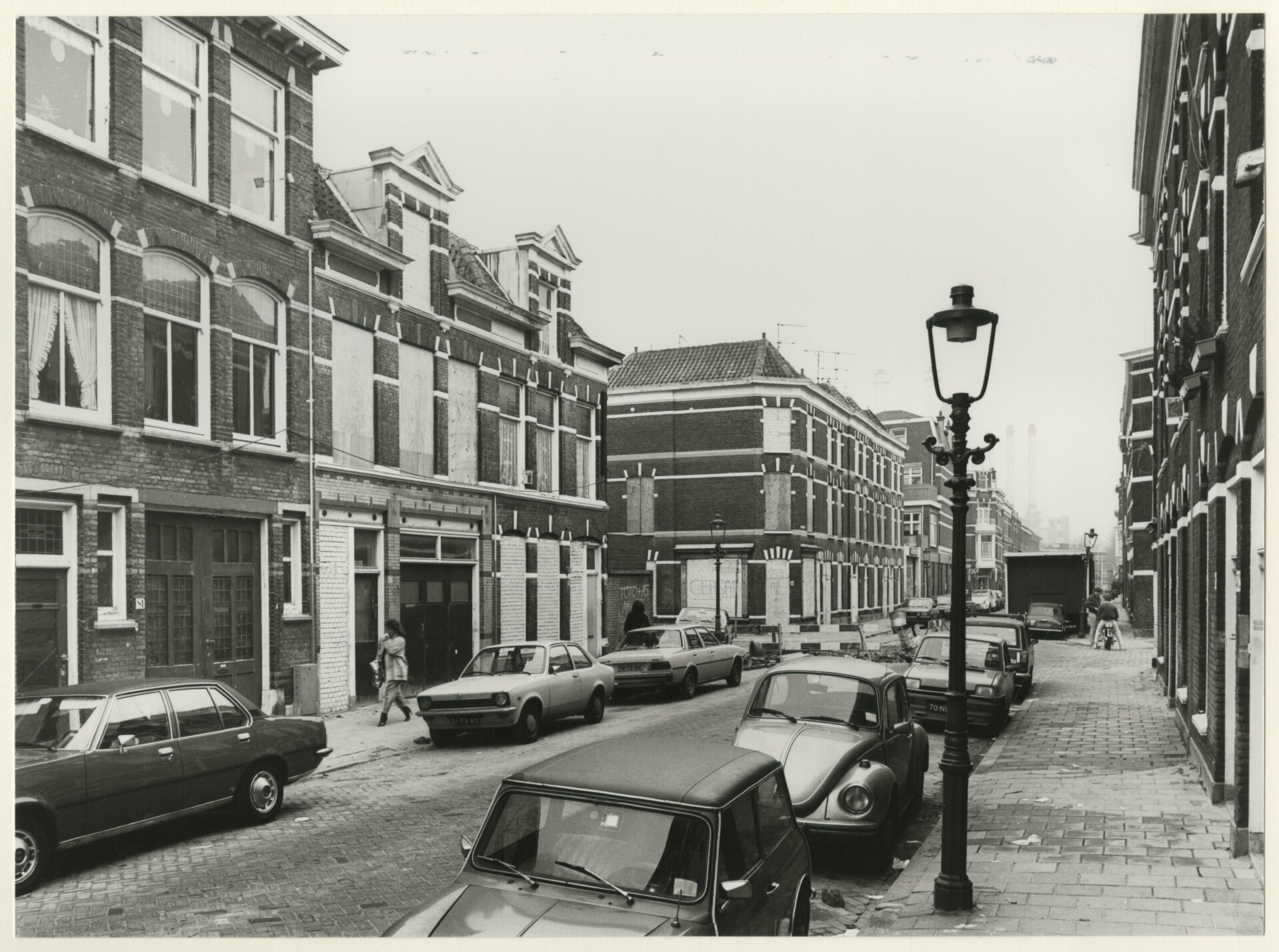Cartesiusstraat, ter hoogte van de Van Swindenstraat gezien naar de Gaslaan.