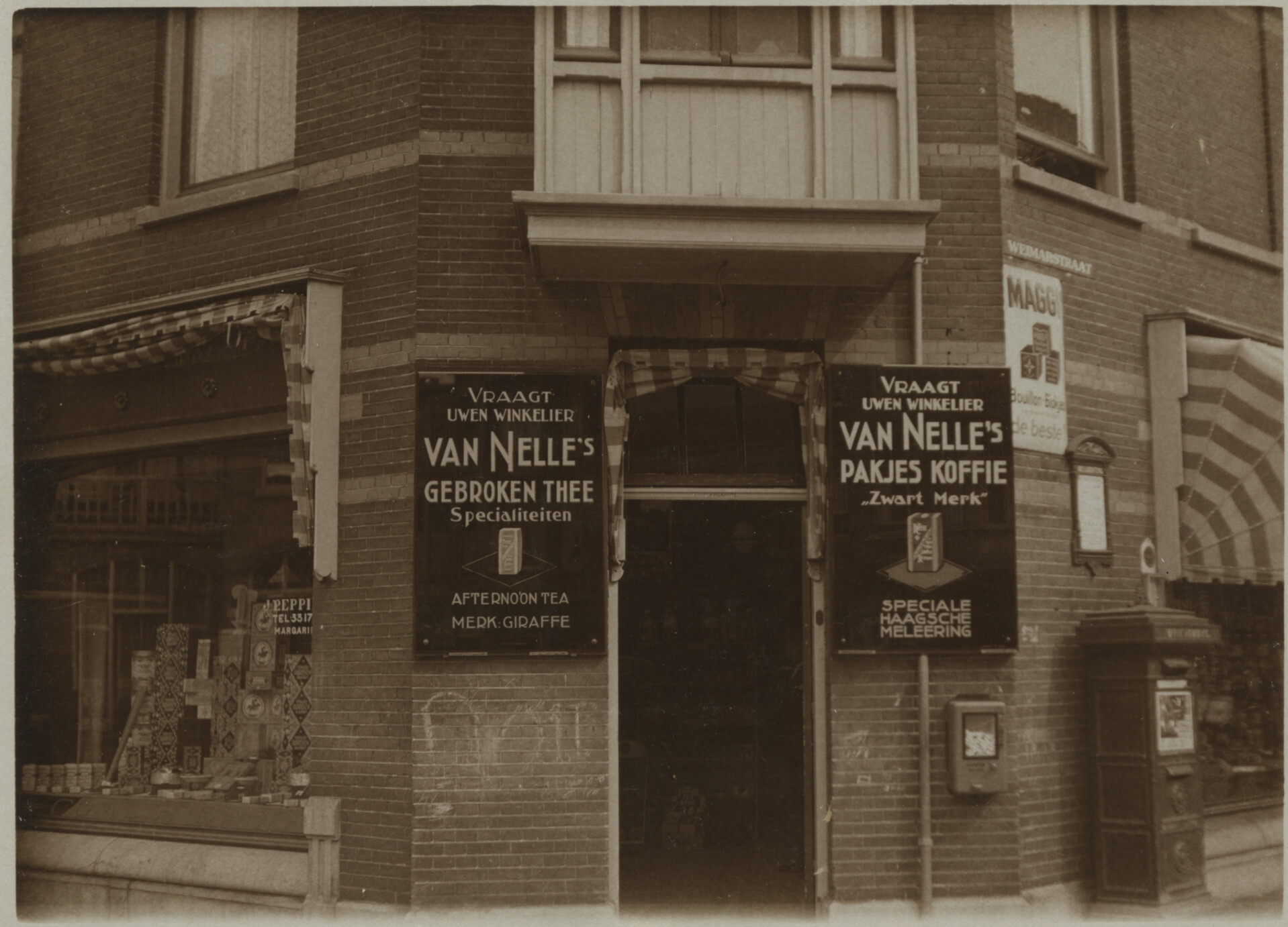 Kruidenierswinkel op nr 323, Weimarstraat hoek Marconistraat.